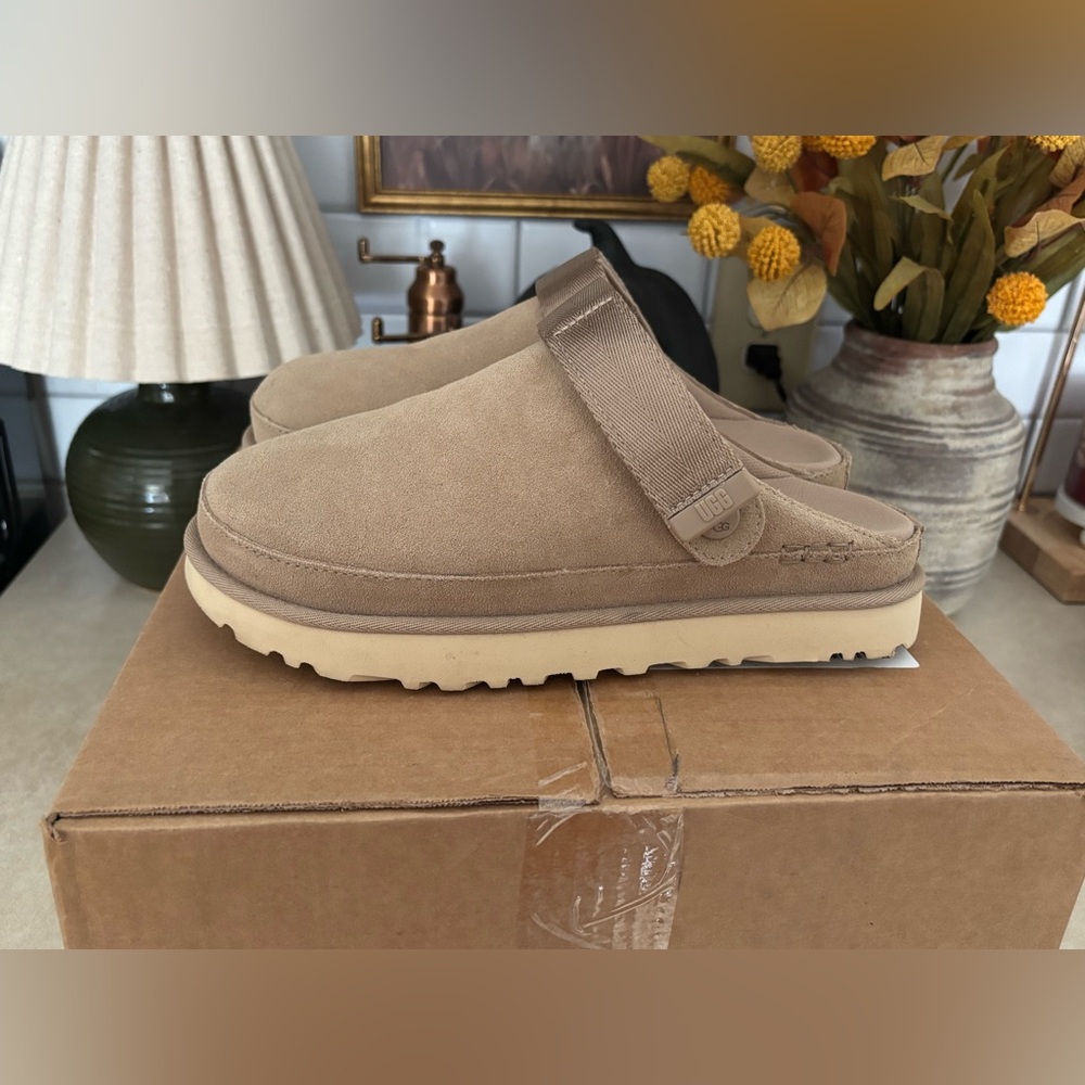 UGG Goldenstar Clogs! - Picture 3 of 8